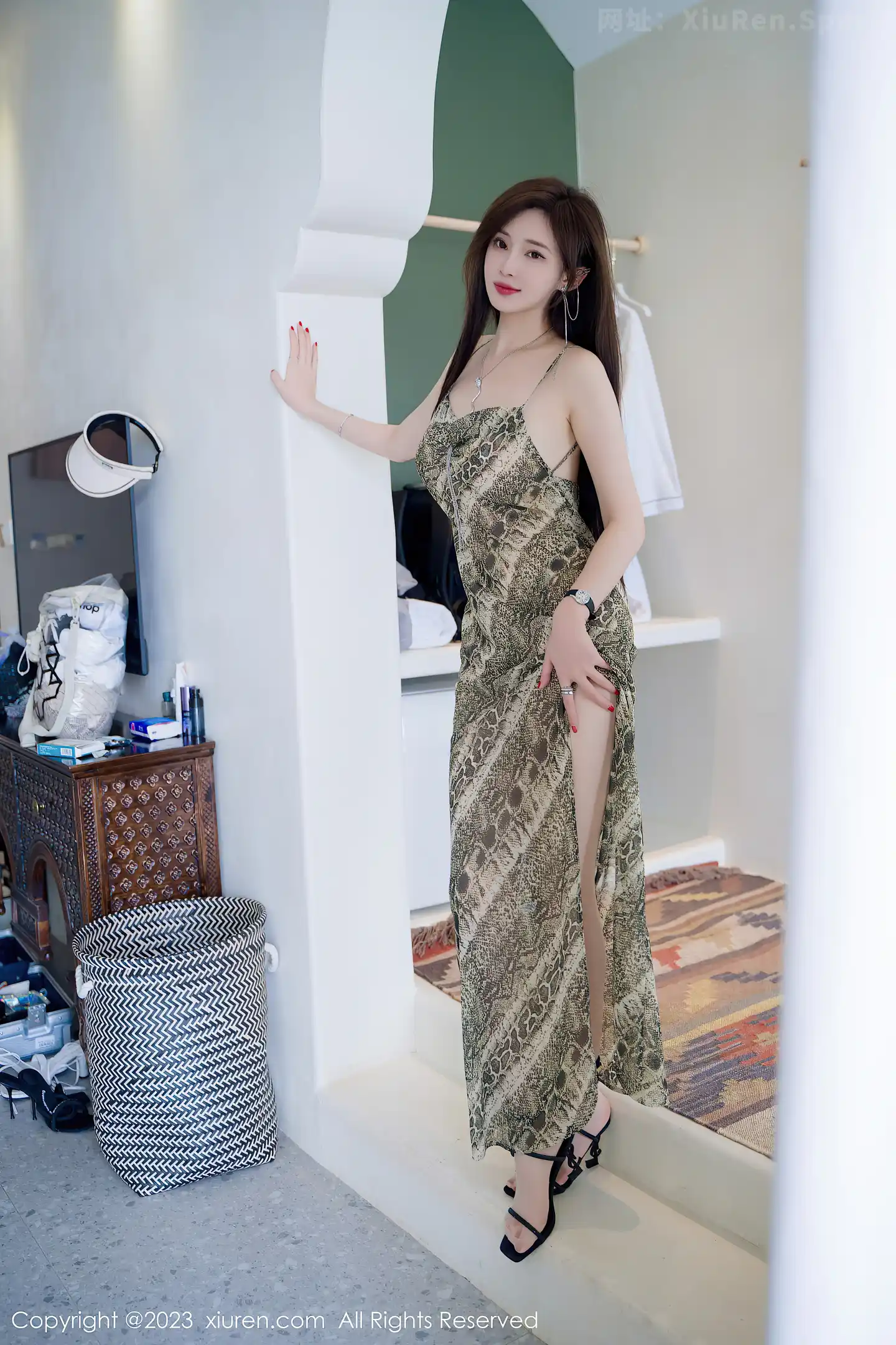 图片[3]-[XiuRen秀人网]VOL.7339 女神Carol周妍希性感蛇纹吊带裙配原色丝袜秀完美身材诱惑写真85P-秀人网官方网站